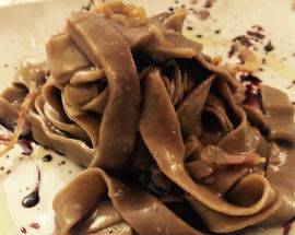 GRICIA RIVISITATA CON FETTUCCINE AL MONTEPULCIANO E BUON VINO, LO CHEF LUCA TOTANI STUPISCE ANCORA