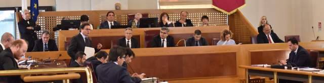 CONSIGLIO REGIONALE: VOLANO STRACCI E PAROLE GROSSE TRA D’ALFONSO E OPPOSIZIONI