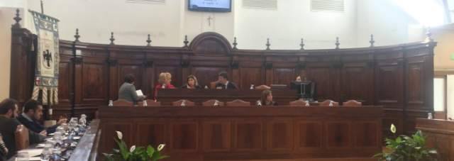 CORONAVIRUS: ACCUSE E PROBLEMI TECNICI L’AQUILA, BAGARRE CONSIGLIO COMUNALE