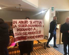 CONSIGLIO REGIONALE SU GRAN SASSO: CARTELLONI E SLOGAN CONTRO IMPRUDENTE