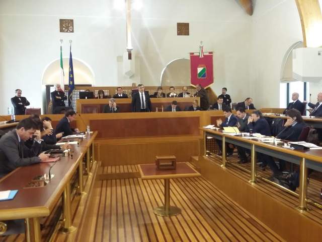 REGIONE: D’ALFONSO INCONTRA I RIBELLI, GEROSOLIMO E OLIVIERI DISERTANO AULA