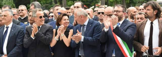 EMICICLO PRESO D’ASSALTO DAI VISITATORI, FIGURACCIA ISTITUZIONALE PER LE ASSENZE