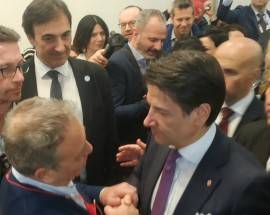 VINITALY: PREMIER CONTE VISITA PADIGLIONE ABRUZZO, ”OMAGGIO A TERRA FERITA”