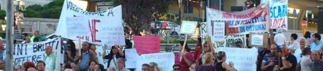 PESCARA: D’ALFONSO CONTESTATO IN PIAZZA  IL PRESIDENTE, ”22 MILA OCCUPATI IN PIU”’