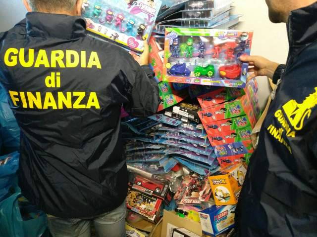 CONTRAFFAZIONE, FINANZA PESCARA SEQUESTRA MERCE PER 2,5 MILIONI