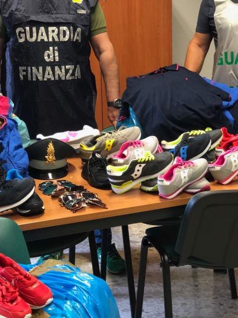SENEGALESE SENZA PARTITA IVA VENDEVA MERCE CONTRAFFATTA
