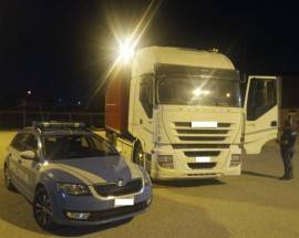 A14: CAMIONISTA ALTERAVA TEMPI DI GUIDA CON TRUCCO CALAMITA, 2 MILA EURO DI MULTA E PATENTE SOSPESA