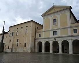 CAPESTRANO: LANCIATA RACCOLTA FIRME CONTRO TRASFERIMENTO DI DON GIROLAMO, ”QUESTA E’ CASA SUA”
