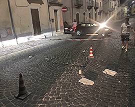 DETRITI MESSI IN STRADA A COPPITO LA BRAVATA POTEVA COSTARE CARA