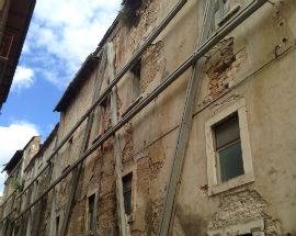 L’AQUILA: PEZZO DI CORNICIONE DI PALAZZO IN CENTRO CADE IN STRADA