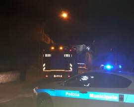 L’AQUILA: CROLLA CORNICIONE A PAGANICA, INTERVENGONO VDF