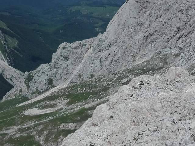 CEDE COSTONE DI ROCCIA SUL CORNO PICCOLO, BOATO IN ALTA QUOTA