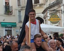 LA CORSA DEGLI ZINGARI DI PACENTRO EMOZIONA ANCORA, SIMONE A PIEDI SCALZI CORONA UN SOGNO LUNGO 16 ANNI