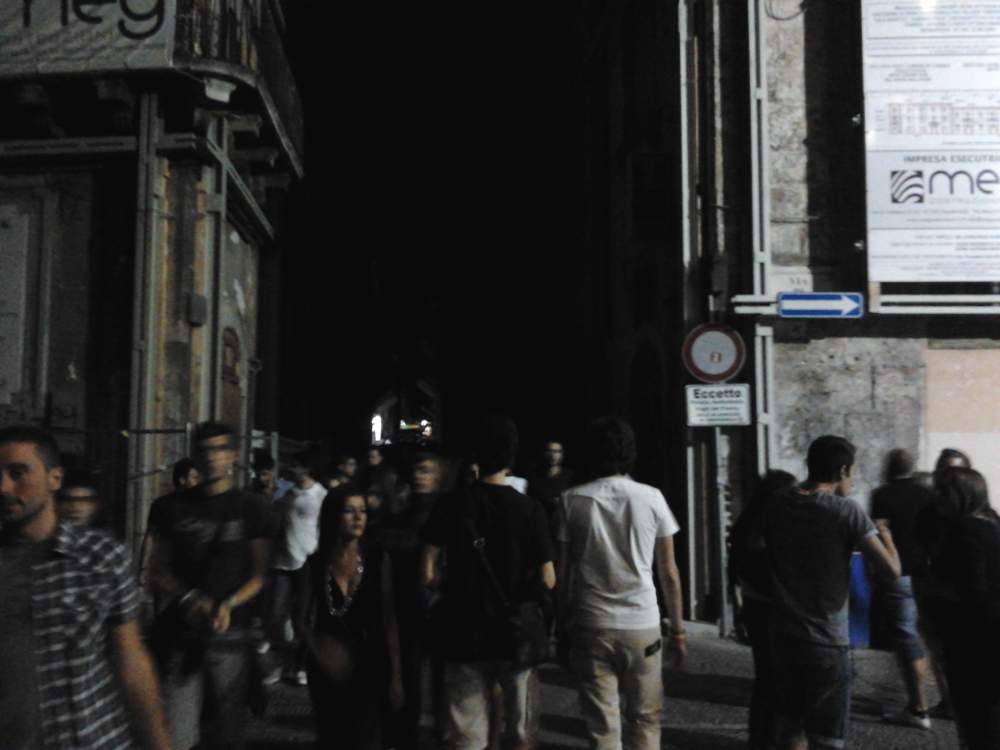 L’AQUILA: CENTRO SEMPRE AL BUIO, GIOVANI CHIEDONO LUCE E SICUREZZA