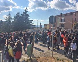 SCUOLE E SISMA: L’AQUILA, COTUGNO SFILA PER LA SICUREZZA, 500 STUDENTI E PROF