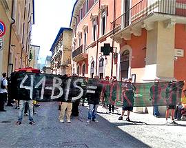 ”TROPPA SEVERITA’ E SOLO 2 LIBRI AL 41 BIS” CORTEO ANARCHICI L’AQUILA SENZA SCONTRI