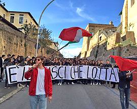 SCUOLA: 600 STUDENTI IN CORTEO A CHIETI, ”PRETENDIAMO LA SICUREZZA”