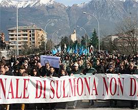 SULMONA: 2 MILA IN CORTEO SOSTENGONO IL REFERENDUM ”SALVA TRIBUNALI MINORI”