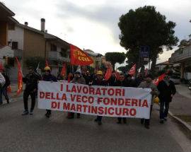 MARTINSICURO: OPERAI VECO IN CORTEO PER RIAPERTURA FONDERIA