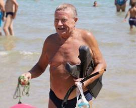 A NUOTO PER FESTEGGIARE I SUOI 80 ANNI CON LA TRAVERSATA NUMERO 64