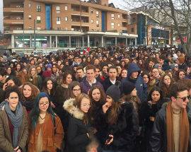 TERREMOTO: ALL’AQUILA ANCORA PROTESTE AL COTUGNO, ”SCUOLA VULNERABILE”