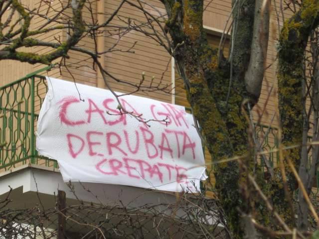 L’AQUILA: ABITANTI TOLGONO IL PENSIERO AI LADRI, STRISCIONE ”CASA GIA’ DERUBATA, CREPATE”