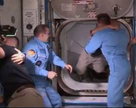CREW DRAGON, ”ABBRACCIO STORICO” TRA GLI EQUIPAGGI