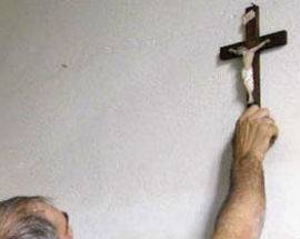 COMUNE L’AQUILA: NO A CROCIFISSO, POLEMICHE FORZA NUOVA