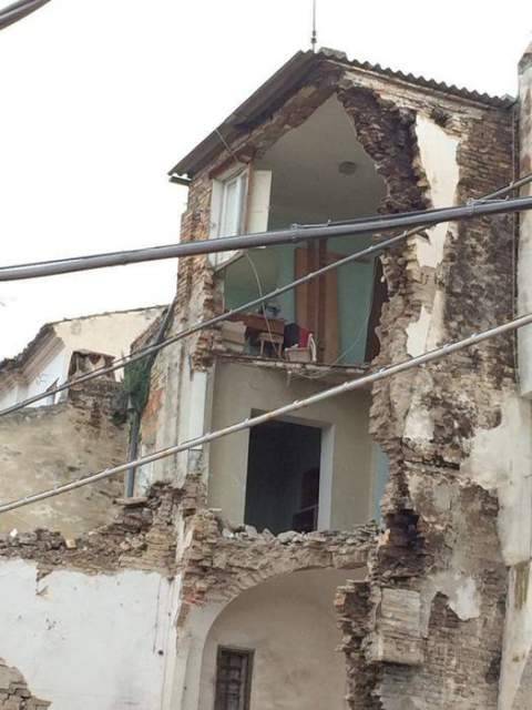 CROLLA PORZIONE PALAZZO, TRAGEDIA SFIORATA A LORETO