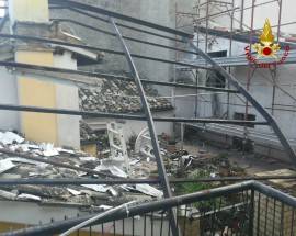 MALTEMPO: CROLLA COPERTURA DI UNA PALAZZINA IN CENTRO A PIANELLA