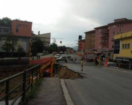 L’AQUILA: CROLLO INFINITO A VIA ALDO MORO, CIRCOSCRIZIONE IN RIVOLTA