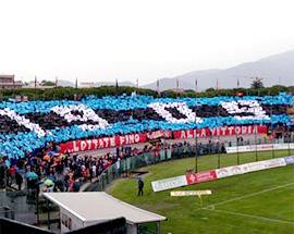 CALCIO: I TIFOSI DEL PISA SI ”ALLEANO” ANCORA CON GLI ANZIANI DI L’AQUILA