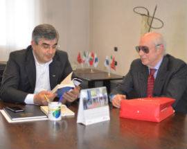 D’ALFONSO RICEVE EX PRESIDENTE PACE, LIBRO VAROUFAKIS IN DONO