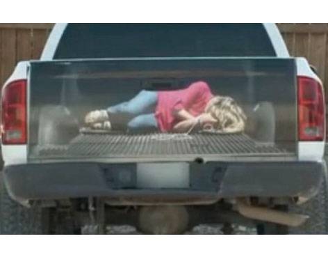 TEXAS: SPUNTA UNA RAGAZZA CON MANI E PIEDI LEGATI, E’ UNA PUBBLICITA’