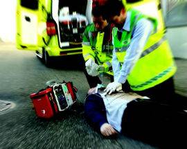 L’AQUILA: CORSO DI BLS PER COMMERCIANTI E DEFIBRILLATORI IN CENTRO STORICO