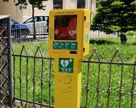 L’AQUILA, IMBRATTATO DEFIBRILLATORE PIAZZA PALAZZO: ‘RICHIAMO A SENSO CIVICO’