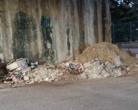 L’AQUILA: ”DETRITI, MATERASSI E LENZUOLA PER STRADA”, LETTORE DENUNCIA DEGRADO NELLA ZONA CAMPO DI PILE
