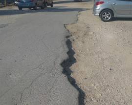 L’AQUILA: DEGRADO E VORAGINI IN STRADA A PETTINO, SCATTA LA POLEMICA