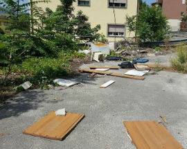 L’AQUILA: DEGRADO AL TORRIONE, RIFIUTI E MATERIALI ABBANDONATI
