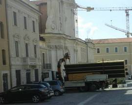 L’AQUILA: IL ”DEHORS DELLA DISCORDIA” IN PIAZZA DUOMO E’ STATO RIMOSSO