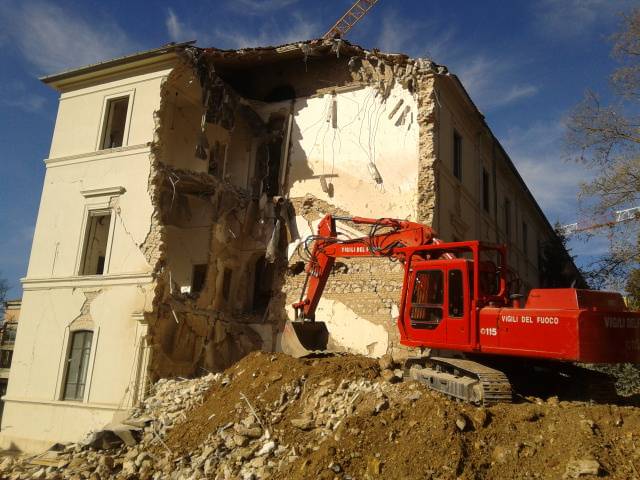 ANCORA DEMOLIZIONI A L’AQUILA, VIENE GIU’ STABILE A VILLA GIOIA