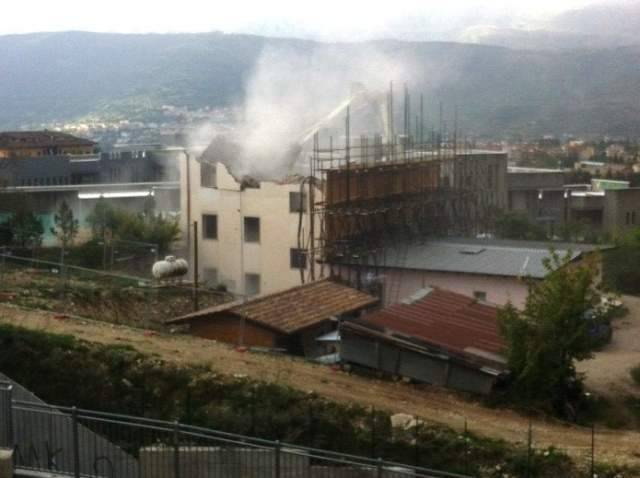 L’AQUILA: SI DEMOLISCE ANCORA; I RESIDENTI, ”TROPPA POLVERE”