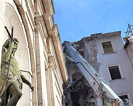 L’AQUILA: ABBATTUTO PALAZZO IN VIA DEI SALI,  OSPITO’ PER 30 ANNI L’ALIMENTARI ”JU BOTTEGO”’