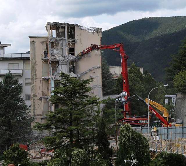 L’AQUILA CAMBIA VOLTO: RUSPE ABBATTONO UN’ALTRA PALAZZINA
