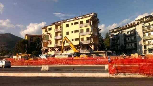 ADDIO A PALAZZO ALLA ‘ROTONDA’  FOTO E PROTESTE ALL’AQUILA