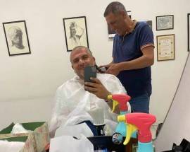 L’AQUILA: CRISI COMUNE, D’ERAMO DAL BARBIERE E IL POST, ”GLI DIAMO UN TAGLIO?”