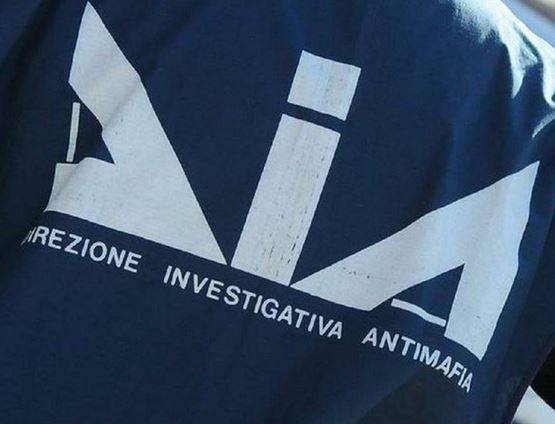 MAFIA: DECINE ARRESTI IN ABRUZZO, PUGLIA, LAZIO ED EMILIA, COLPITI I CLAN PARISI E PALERMITI