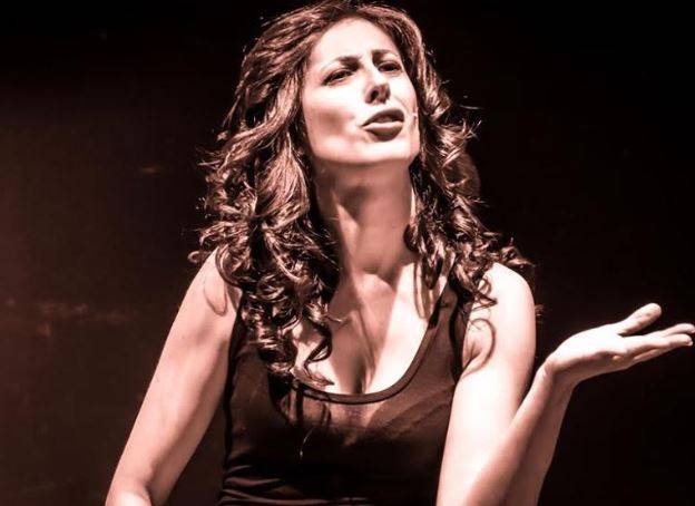 STORIE DI DONNE E UOMINI:AL TEATRO DEI 99 DELL’AQUILA, ”NEI NOSTRI PANNI”, DI DANIELA BALDASSARRA