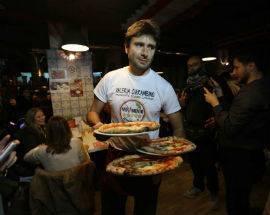 FRANCAVILLA: DEPUTATI M5S SERVONO PIZZA PER FINANZIARE CAMPAGNA