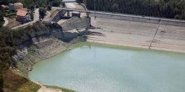 TENTA DUE VOLTE IL SUICIDIO NEL LAGO, SALVATO SULLA DIGA A PENNE